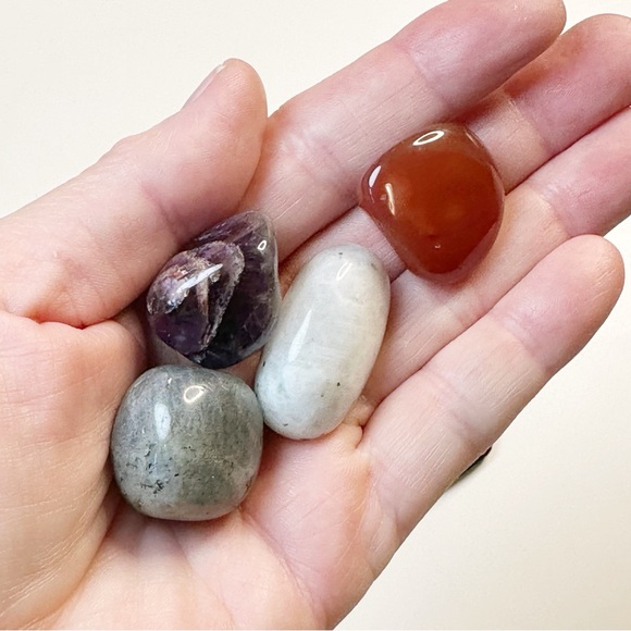 Balanced Crystal Set: Moonstone, Carnelian, Amethyst, Labradorite in Velvet Bag - Picture 2 of 3